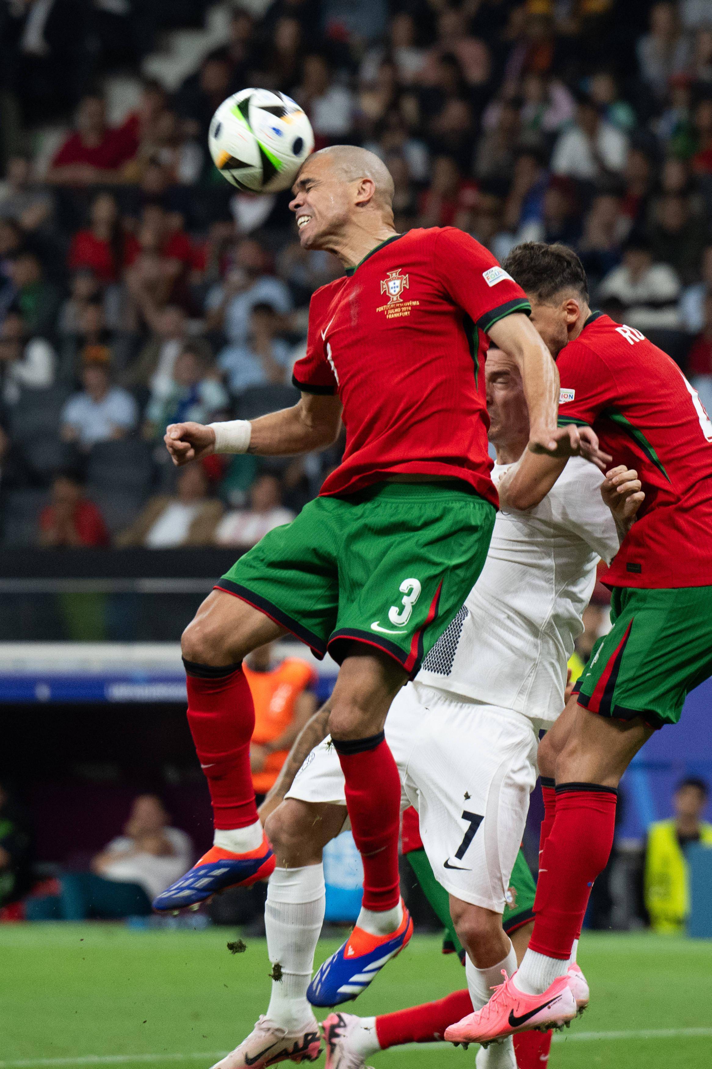 足球比赛激情四射，引发观众热情