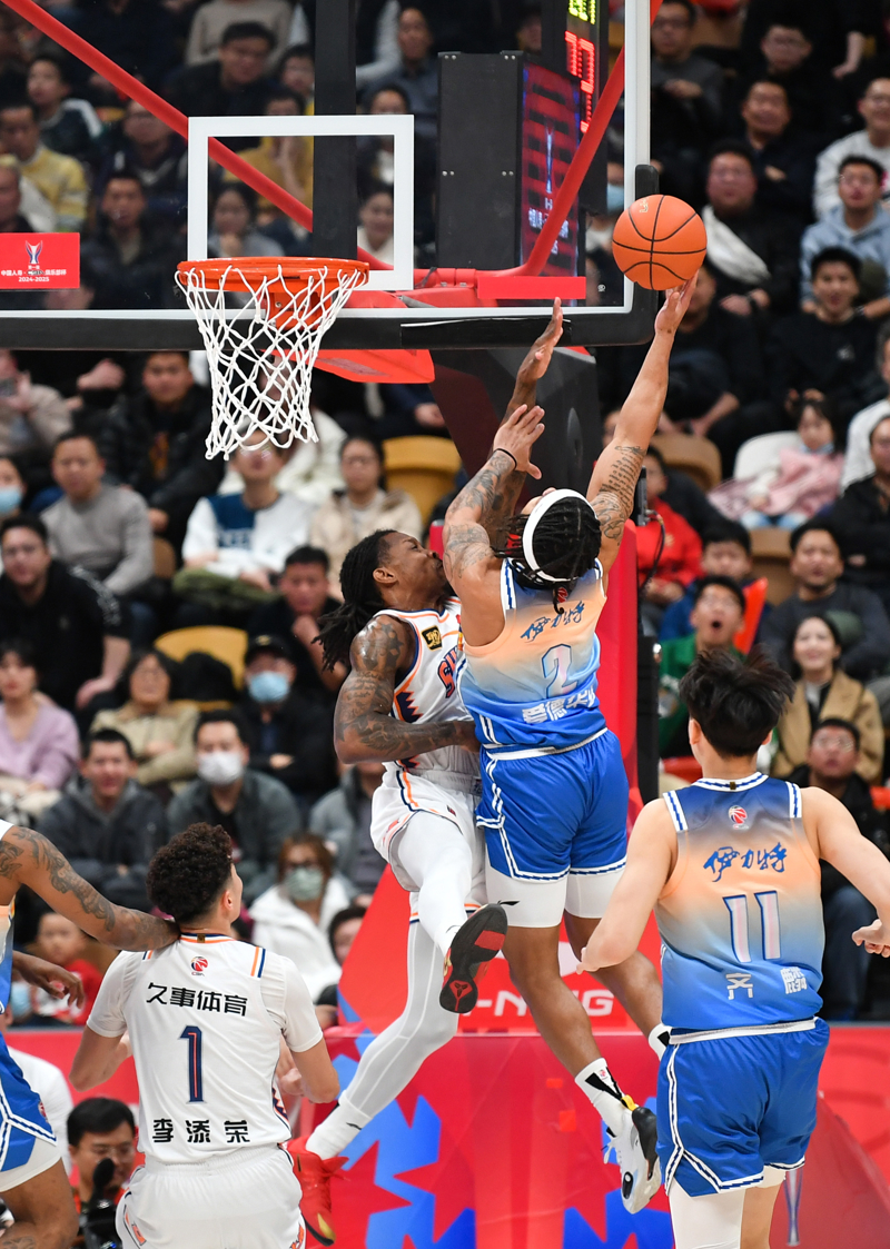 联赛冠军之争激烈进行，球队士气高昂