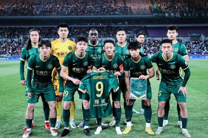 关于浙江绿城俱乐部球员努力拼搏以争夺联赛冠军的信息