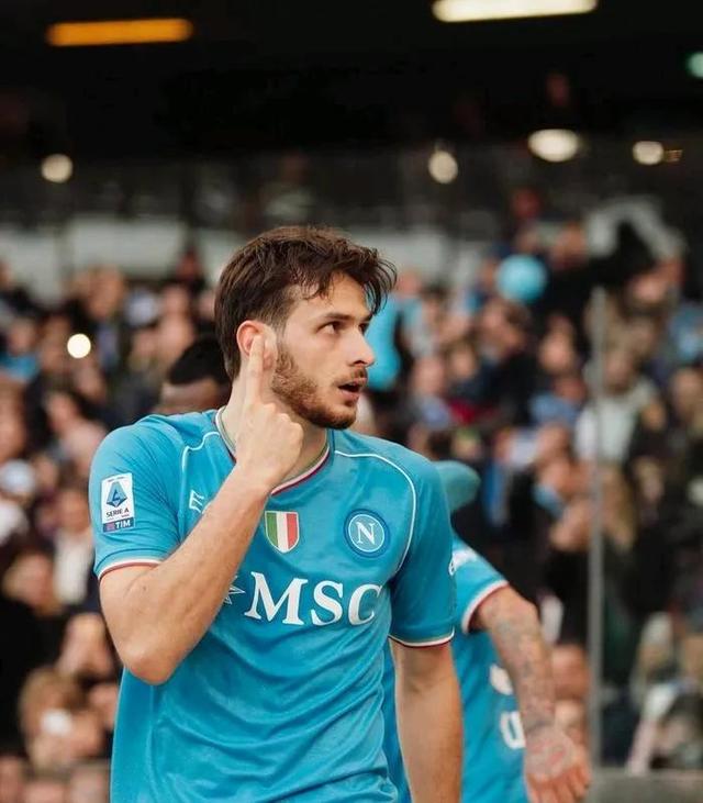 包含那不勒斯客场取胜，继续保持领先优势的词条