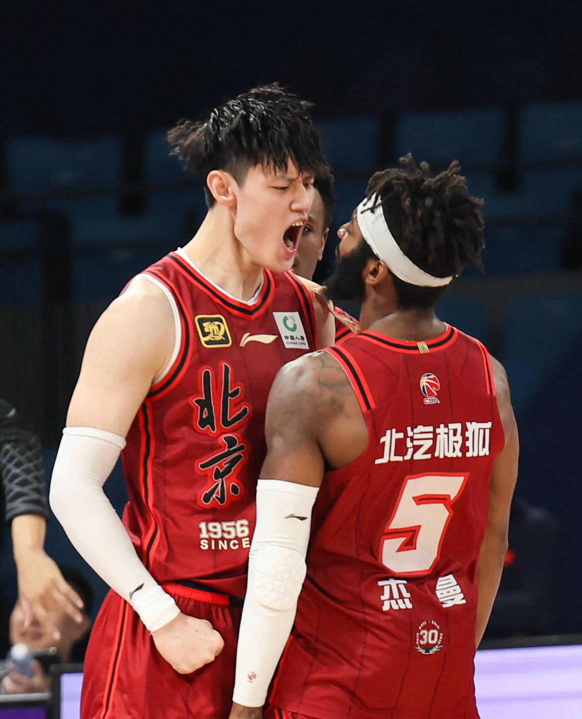 球队内线抢篮板助攻端表现亮眼