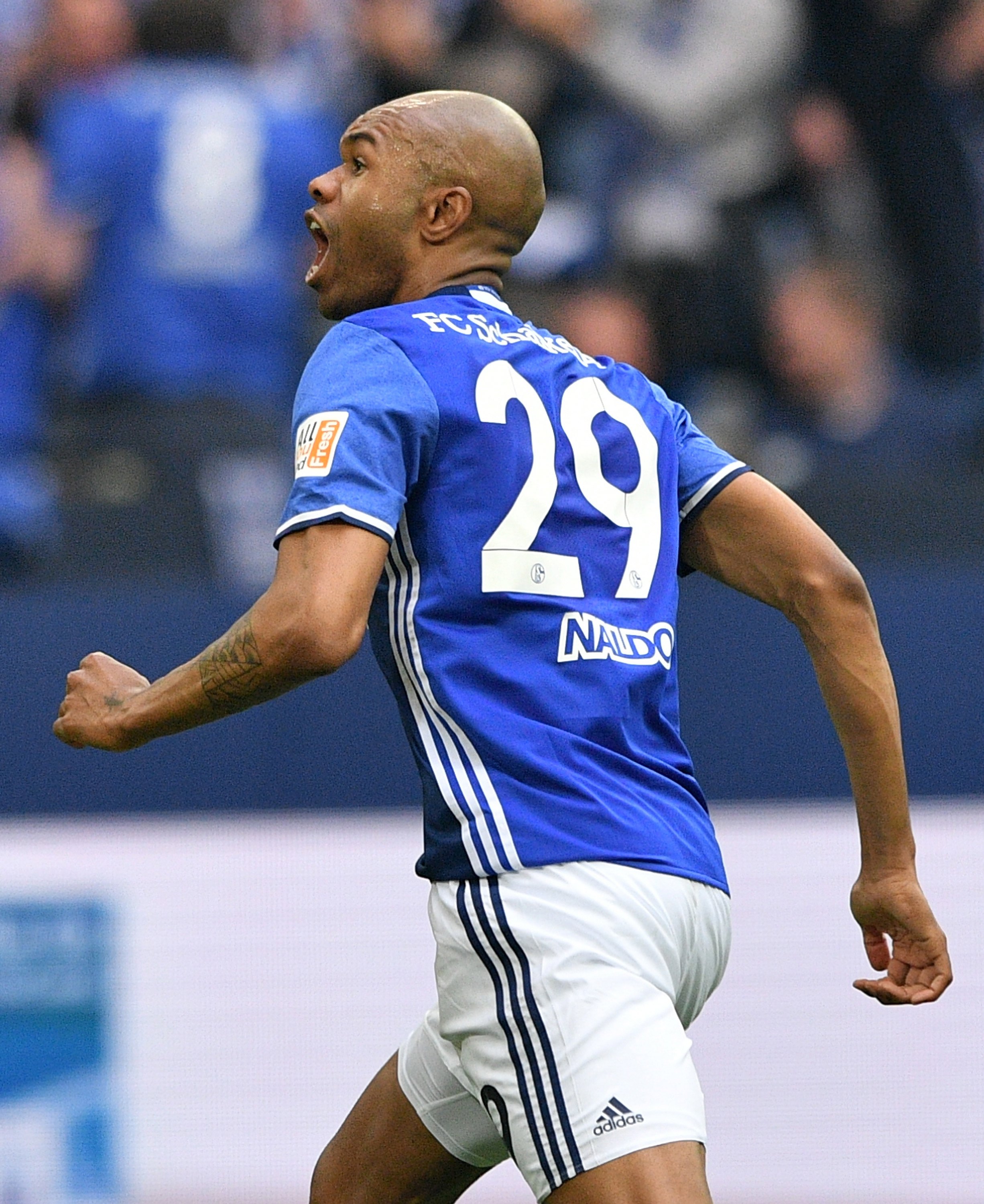 沙尔克在德国足球赛中取得胜利