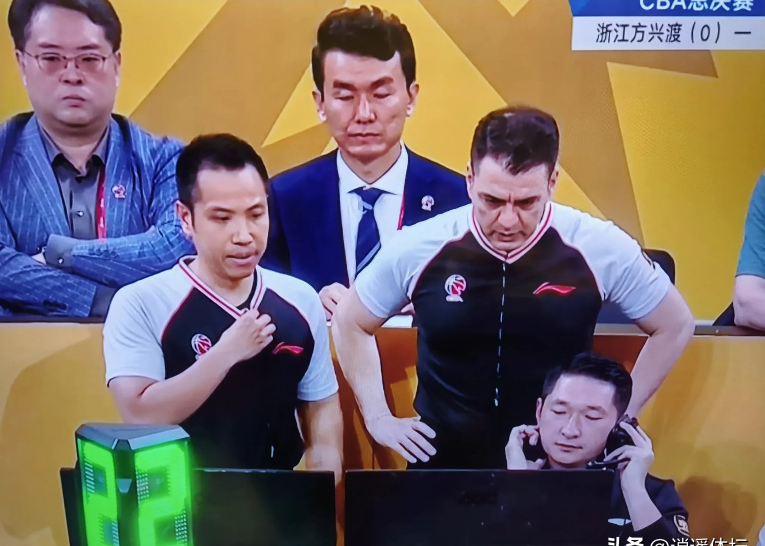 关于裁判尺度受争议：比赛中众说纷纭，胶着比分难分胜负的信息