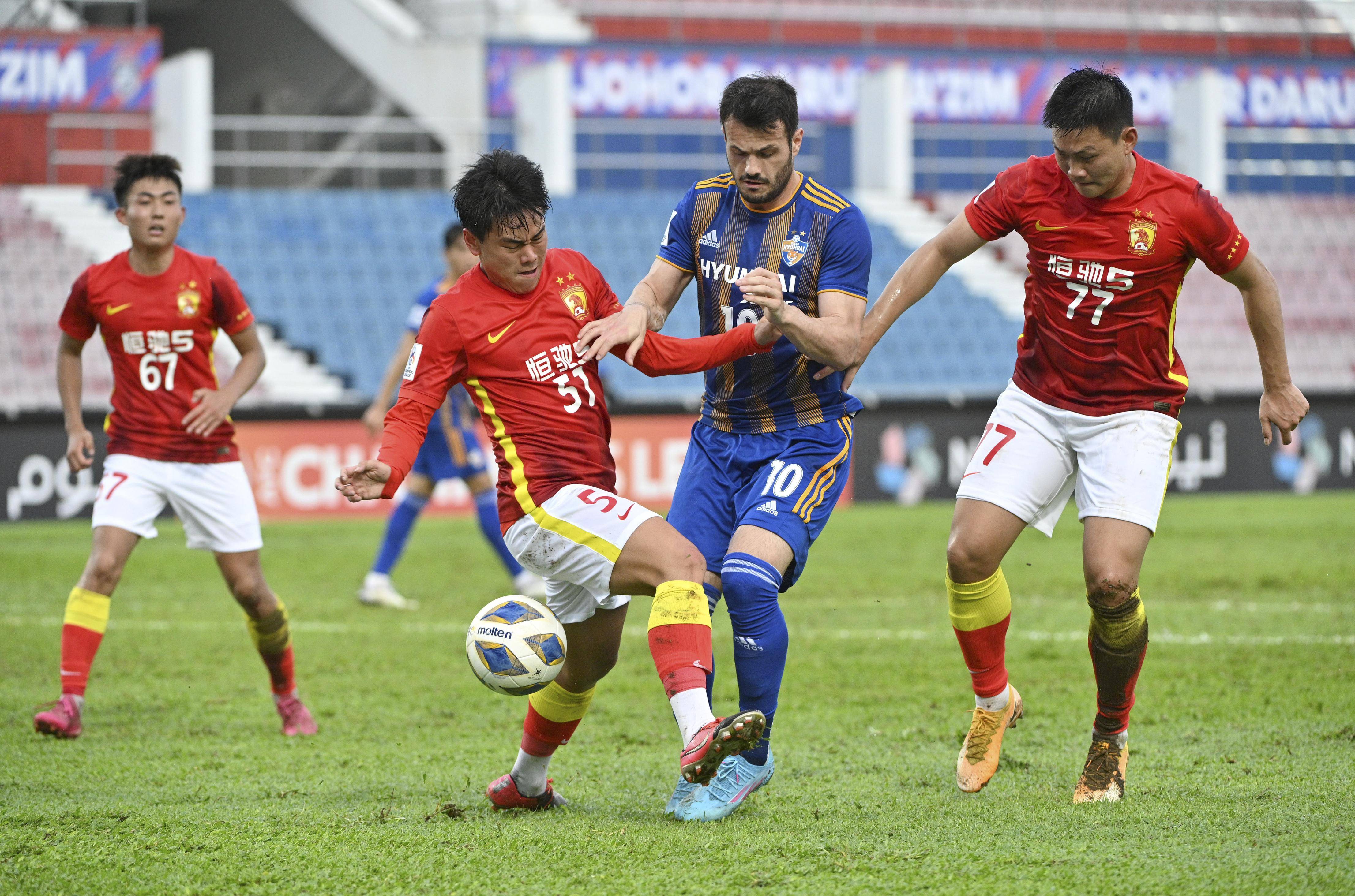 包含上海上港3-1胜卫冕冠军横滨水手，亚冠小组赛两连胜涨至榜首的词条