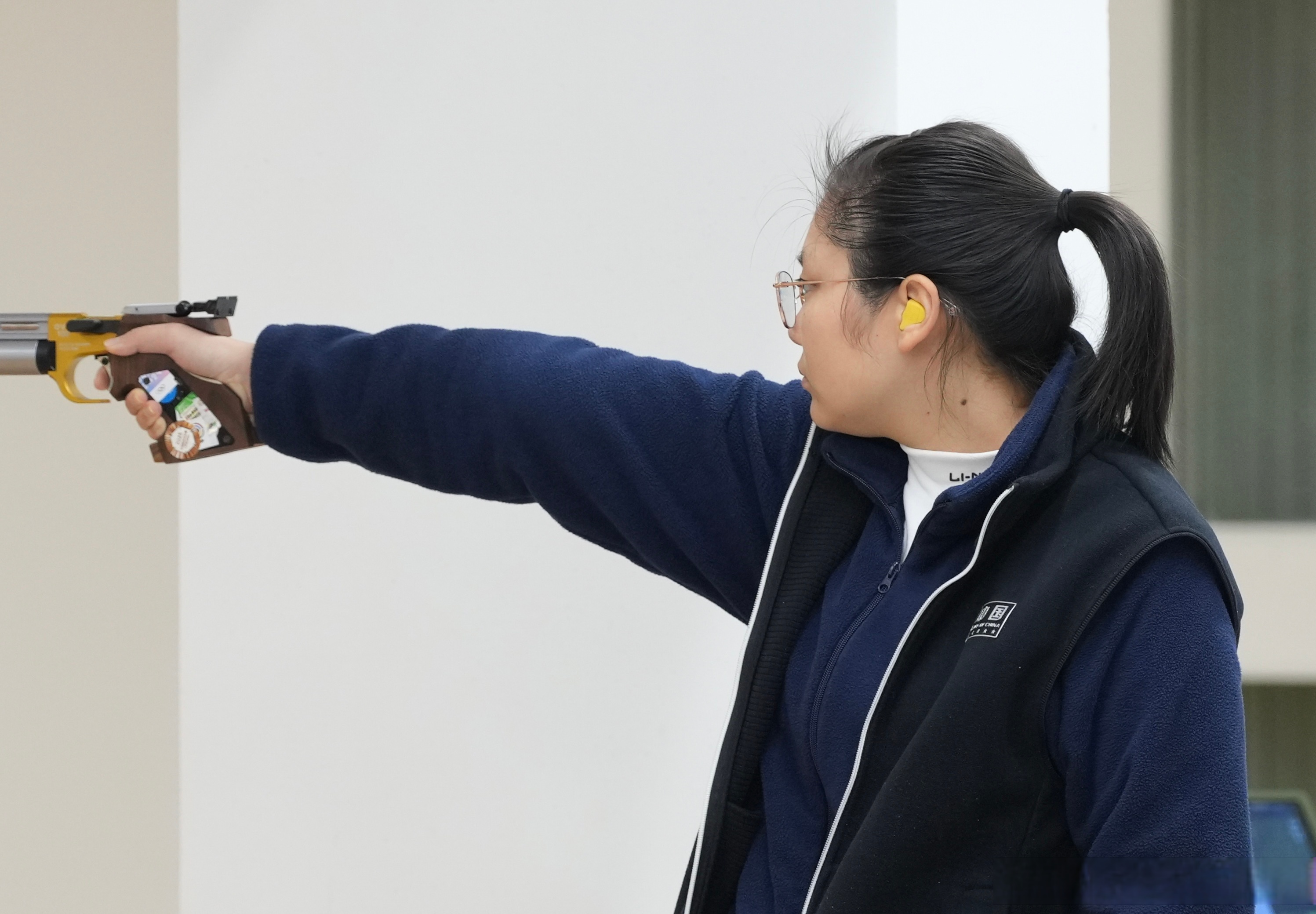 射击比赛女子项目日本选手夺冠