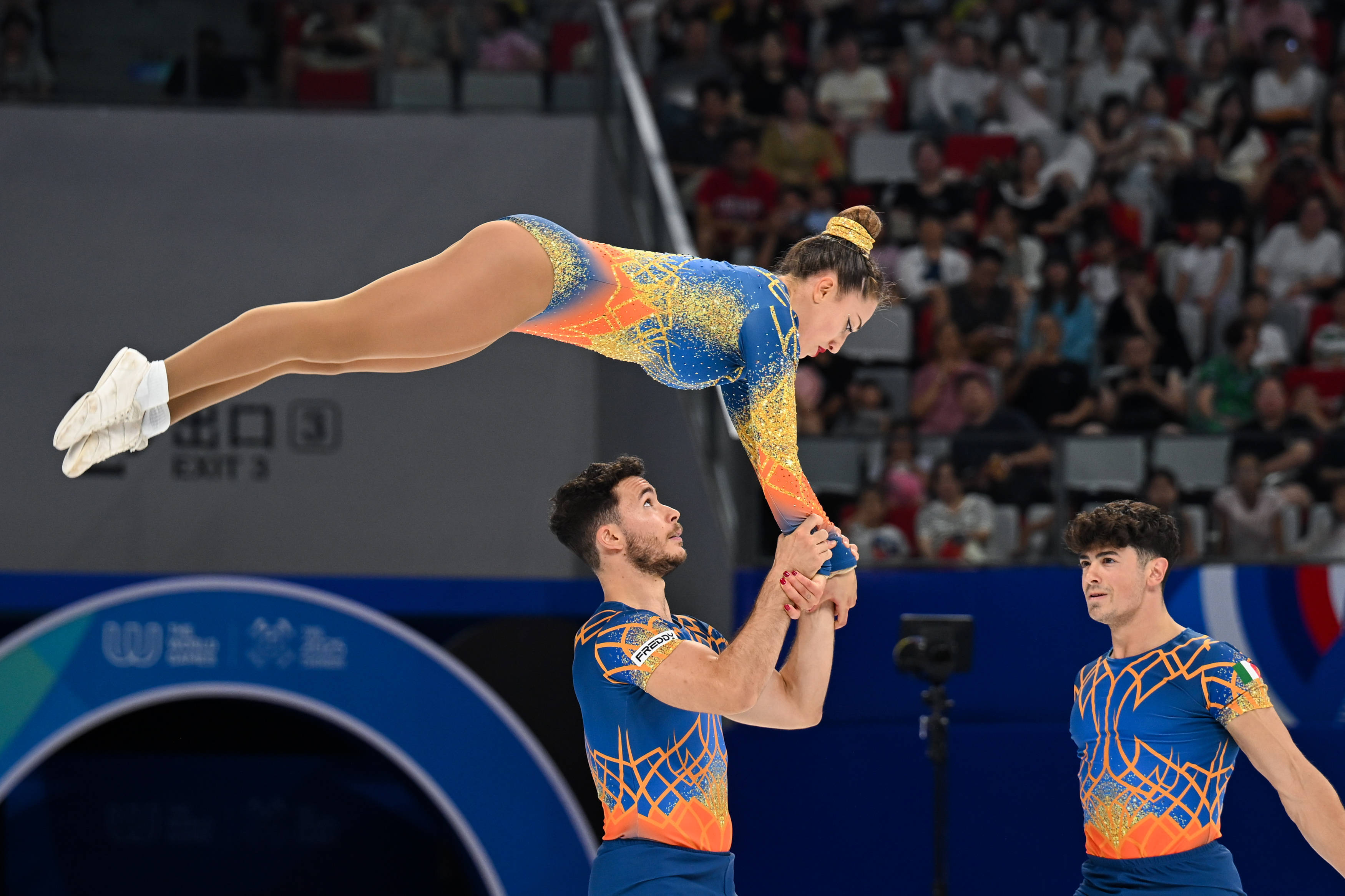 体操选手刷新世界纪录，震撼全场