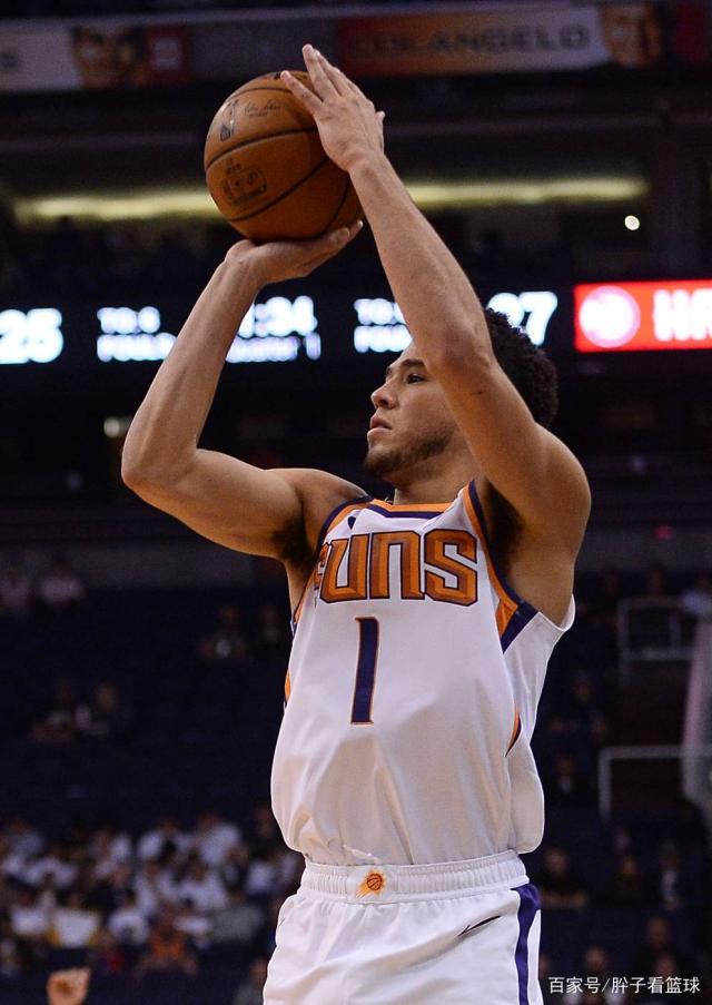 魔术关键战突围鹈鹕，布克攻防转换核心