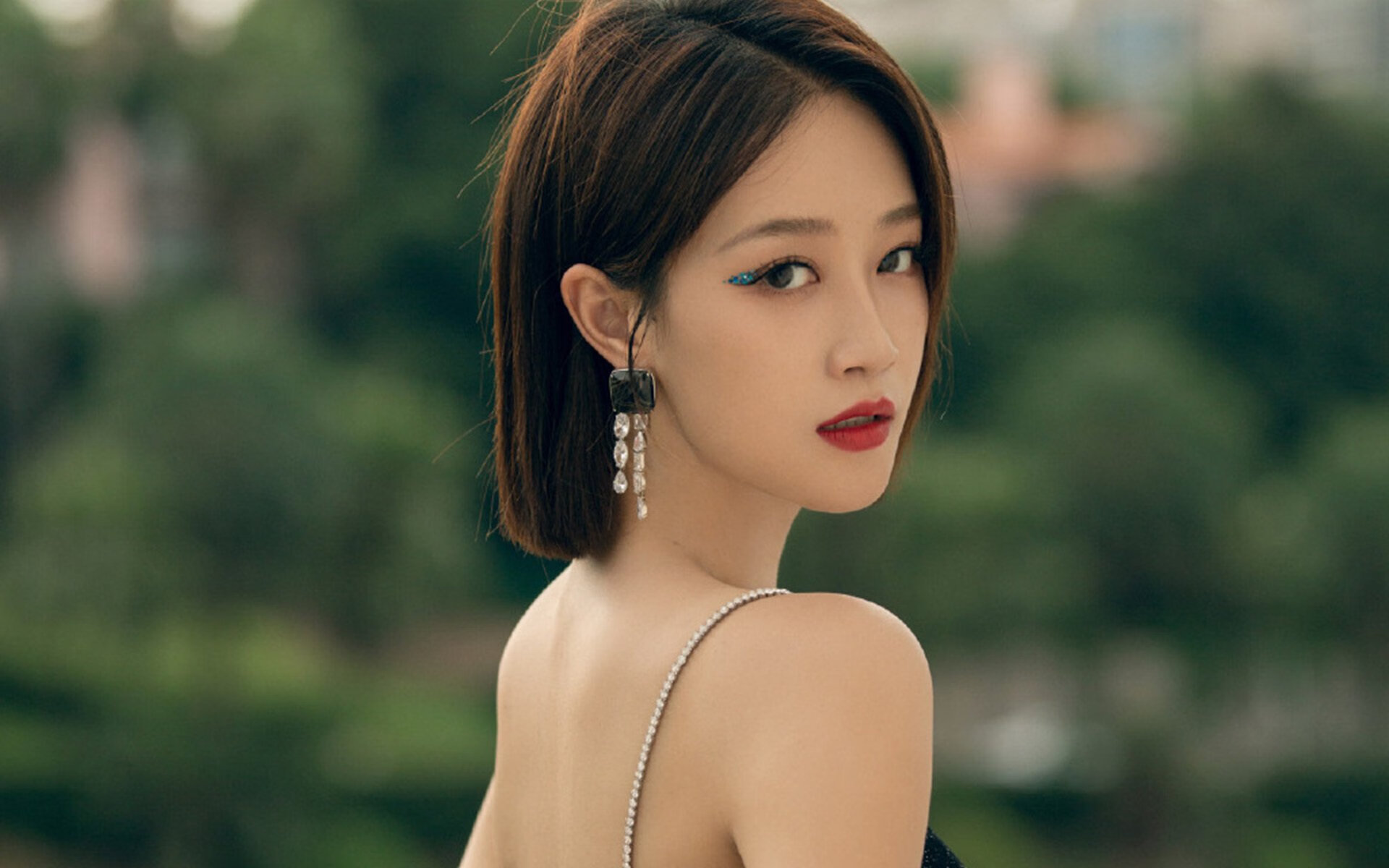 悬念提前终结！上海男篮不敌爵士，浓眉关键爆发率队取胜